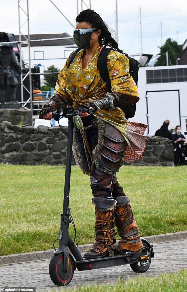 Dungeons & Dragons 'Caverna do Dragão': Primeiro Olhar Para as Roupas de Chris Pine & Michelle Rodriguez 2 Dungeons & Dragons 'Caverna do Dragão': Primeiro Olhar Para as Roupas de Chris Pine & Michelle Rodriguez