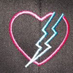 Thor: Novo logotipo do Love & Thunder revelado pela imagem do boné da equipe