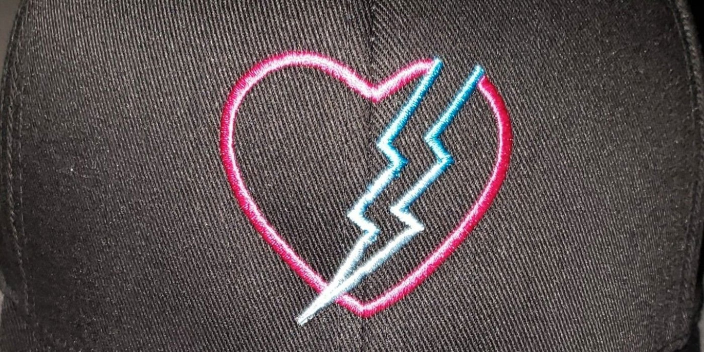 Thor: Novo logotipo do Love & Thunder revelado pela imagem do boné da equipe