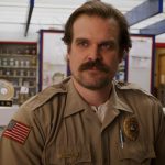 Ator de Stranger Things aparece com visual diferente para novo filme
