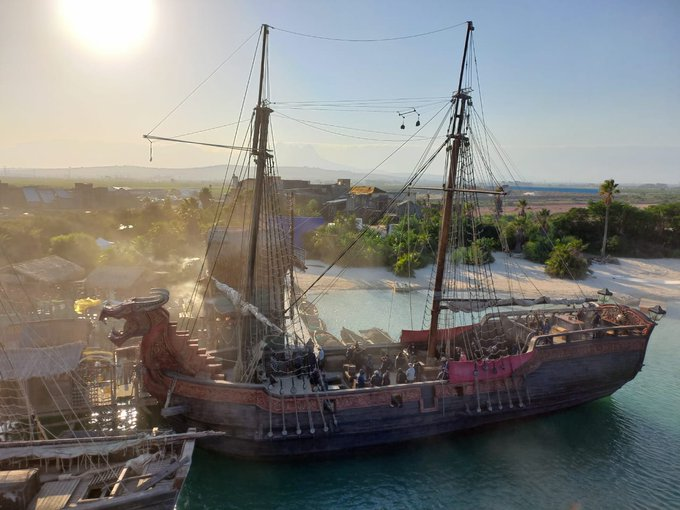 Fotos do set de Filmagens do live-action de One Piece supostamente revelam um primeiro olhar para os navios piratas do chapéu de palha 1