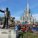 Por que DeSantis está lutando contra a Disney? É um aviso para o movimento 'Woke'?