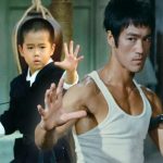 Jovem fã de Bruce Lee recria perfeitamente uma de suas cenas icônicas de Nunchuck