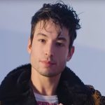 Ezra Miller é supostamente pego na câmera assaltando casa