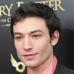 Estrela de 'Flash' Ezra Miller busca por tratamento para 'problemas complexos de saúde mental' (EXCLUSIVO)