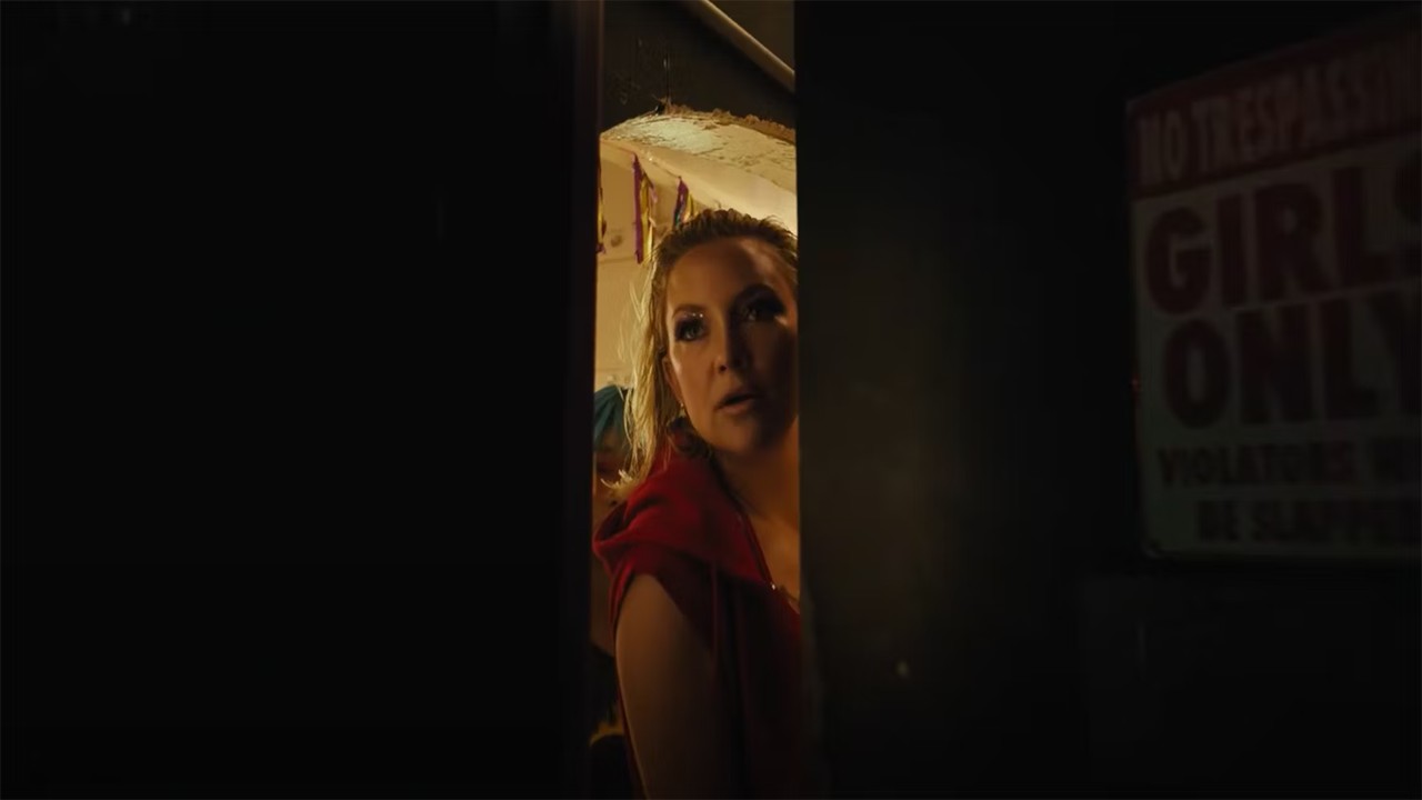 Kate Hudson confronta clientes do clube de strip em Mona Lisa e a Lua de Sangue