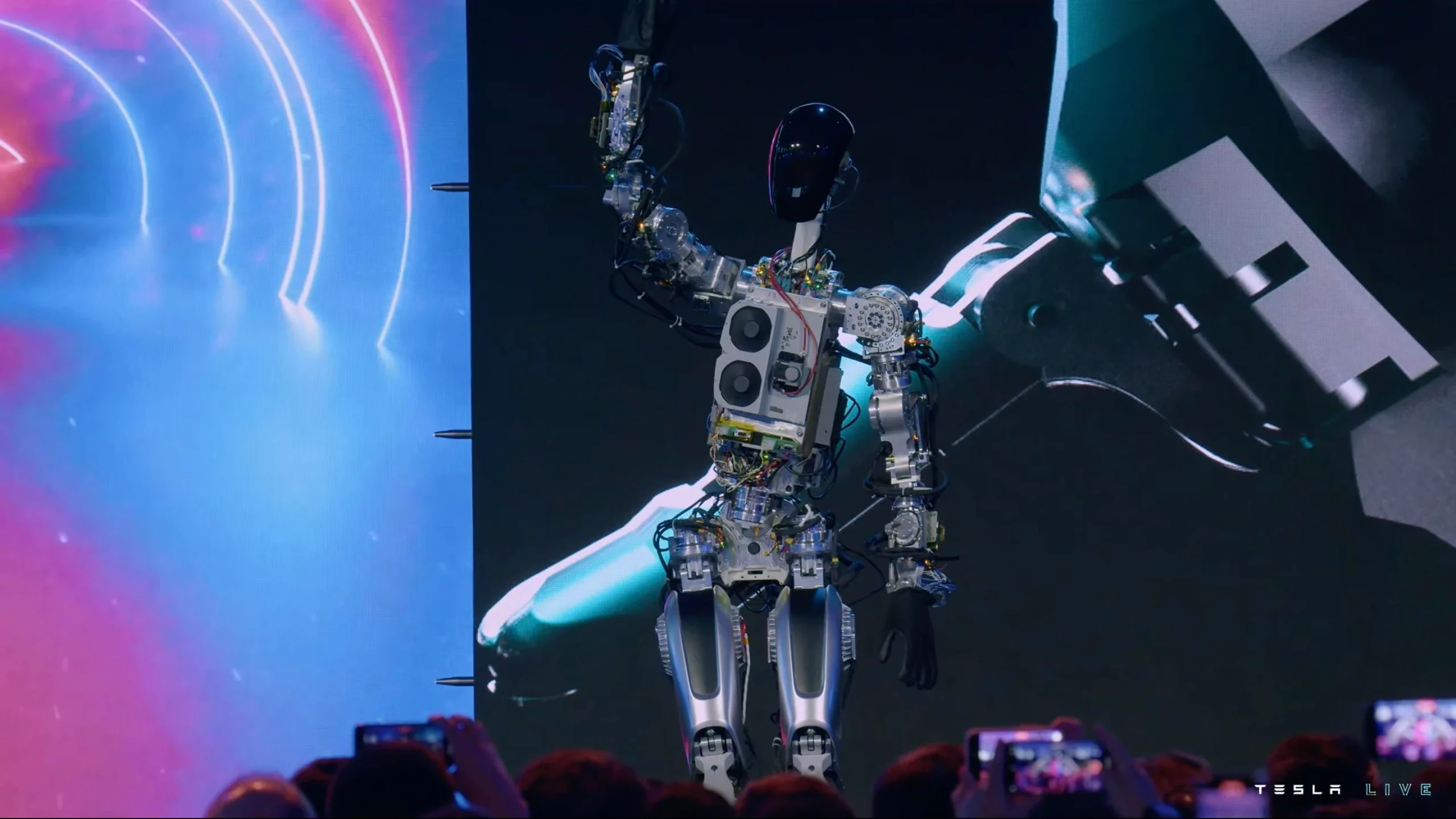 Elon Musk disse que o robô de inteligência artificial da Tesla Optimus acabará por 'custar menos que um carro' e pode levar a um 'futuro sem pobreza'