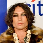 Ezra Miller se declara inocente de roubo
