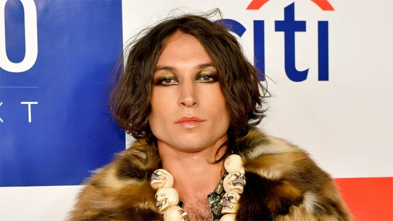 Ezra Miller se declara inocente de roubo