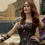 O showrunner de 'The Boys' Eric Kripke revelou que a série da Amazon mudou o resultado do sacrifício da rainha Maeve para evitar que 'personagens gays e bissexuais sejam mortos'