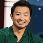 A estrela de 'Shang-Chi' da Marvel Simu Liu confirma que Hollywood escolhe 'remodelar histórias para obter mais representação na tela'