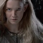 A atriz de Galadriel 'Morfydd Clark' admite que seu personagem assumiu o papel de Sauron na Forja de Os Anéis de Poder