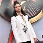 A estrela de 'The Flash' Ezra Miller e há arte do silêncio sobre seu histórico criminal em estreia pública