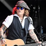 Johnny Depp é encontrado desmaiado em quarto de hotel e show é cancelado