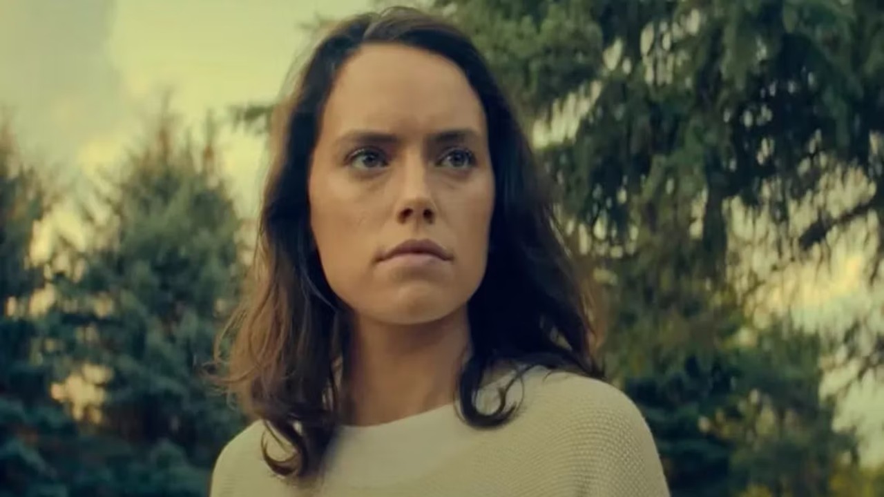 Daisy Ridley parece aterrorizada no trailer A Filha do Rei do Pântano