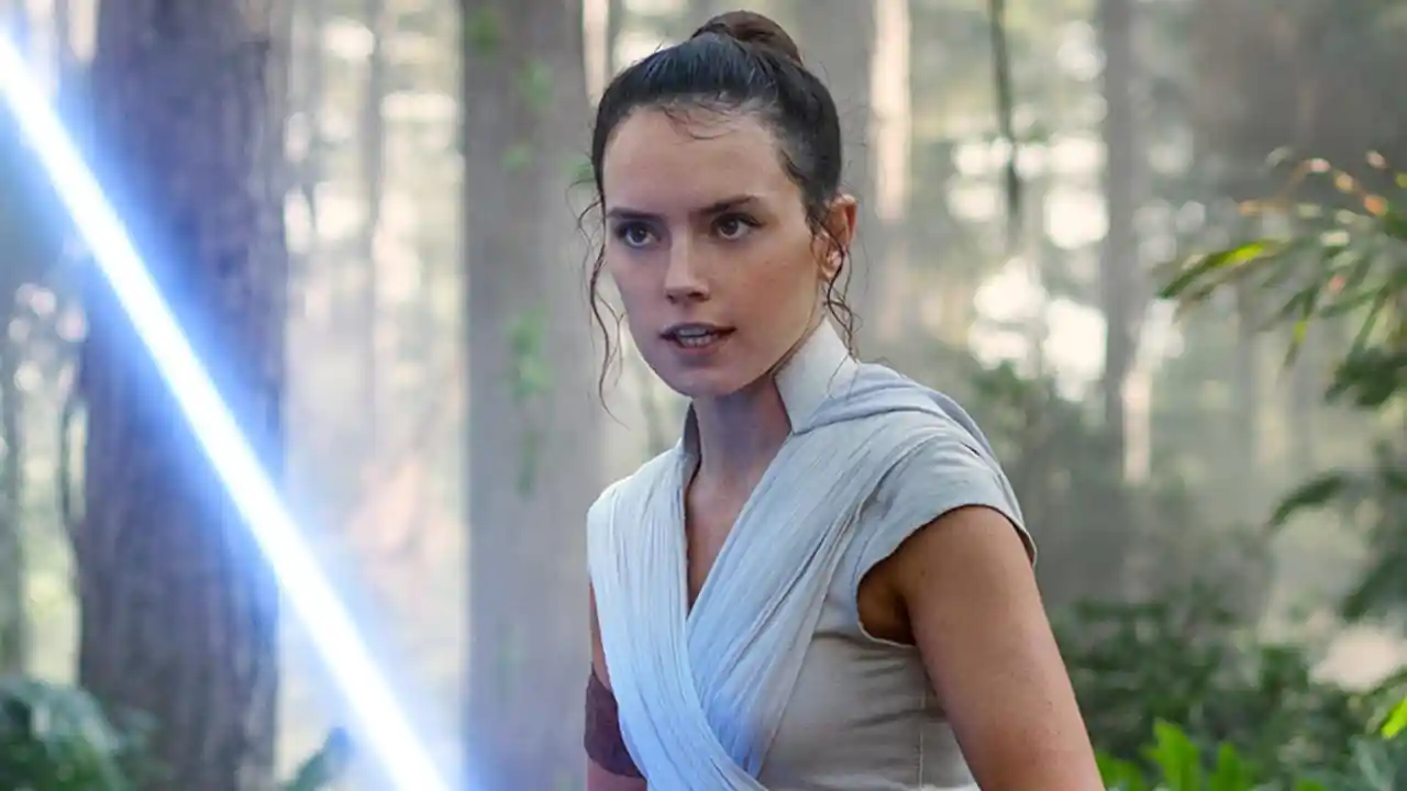 Daisy Ridley Revela: Novo 'Star Wars' Centrado em Rey Oferece Trama Cativante, Mas Fãs da Disney Mantêm Ceticismo