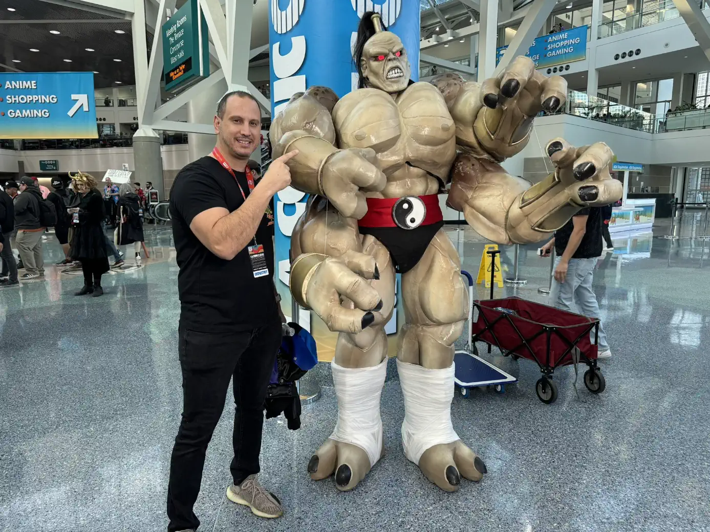 O incrível cosplay de Goro quase parece que ele foi arrancado do clássico Mortal Kombat 2