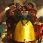 Branca de Neve está cercada por animais no 1º pôster do live-action