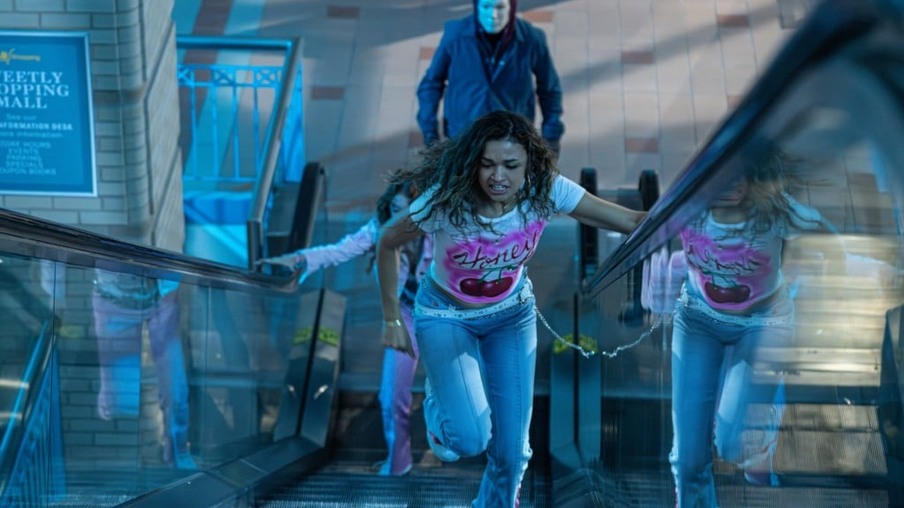 Corte no Tempo: Terror com Madison Bailey ganha trailer e data na Netflix