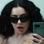 Charli XCX pode estrelar nova adaptação de As Crônicas de Nárnia