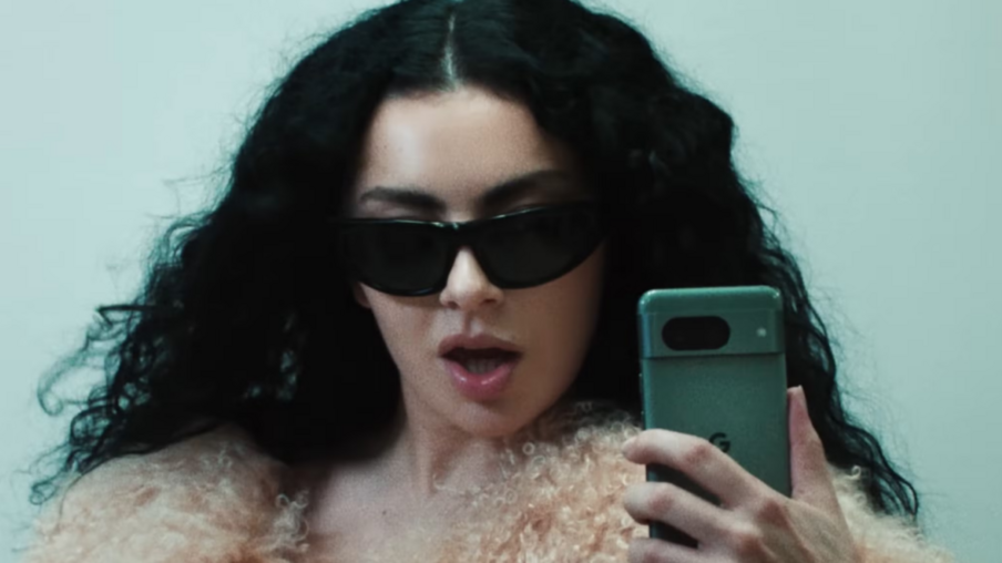 Charli XCX pode estrelar nova adaptação de As Crônicas de Nárnia