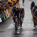 “Sprintar não é um PlayStation”: Jonathan Milan vence etapa 17 do Tour de France 2025 com Lidl-Trek dominando até na chuva