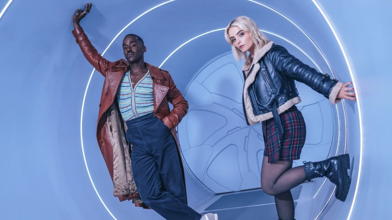 Imagens mostram: The Doctor (Ncuti Gatwa) e Ruby Sunday (Millie Gibson) Crédito: James Pardon/Bad Wolf/BBC Studios
