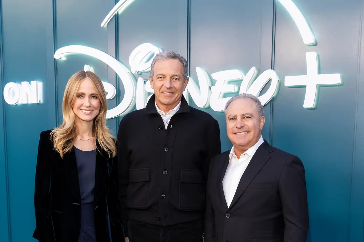COMEMORAÇÃO DO LANÇAMENTO DO HULU NO DISNEY+ – Algumas das maiores estrelas da The Walt Disney Company comemoram o lançamento oficial do Hulu no Disney+ em uma recepção exclusiva com coquetéis, oferecida por Dana Walden e Alan Bergman, com a presença especial de Bob Iger, na noite de sexta-feira em Los Angeles. (Disney/Greg Williams)DANA WALDEN (CO-PRESIDENTE DA DISNEY ENTERTAINMENT, THE WALT DISNEY COMPANY), ROBERT A. IGER (CEO, THE WALT DISNEY COMPANY), ALAN BERGMAN (CO-PRESIDENTE DA DISNEY ENTERTAINMENT, THE WALT DISNEY COMPANY)