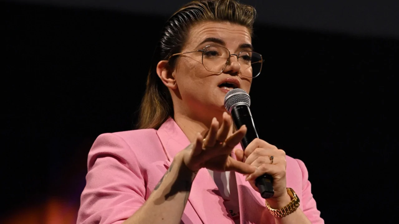 The Acolyte: Leslye Headland ataca críticos do YouTube e reacende debate sobre o “woke” que consome Star Wars