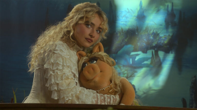 Piggy substitui Kermit em uma canção de amor com Sabrina Carpenter.