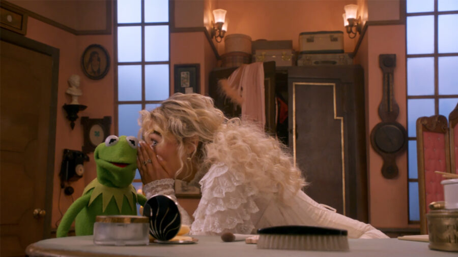 Sabrina Carpenter deixa Kermit desconfortável ao se gabar de ter dormido com um homem casado.