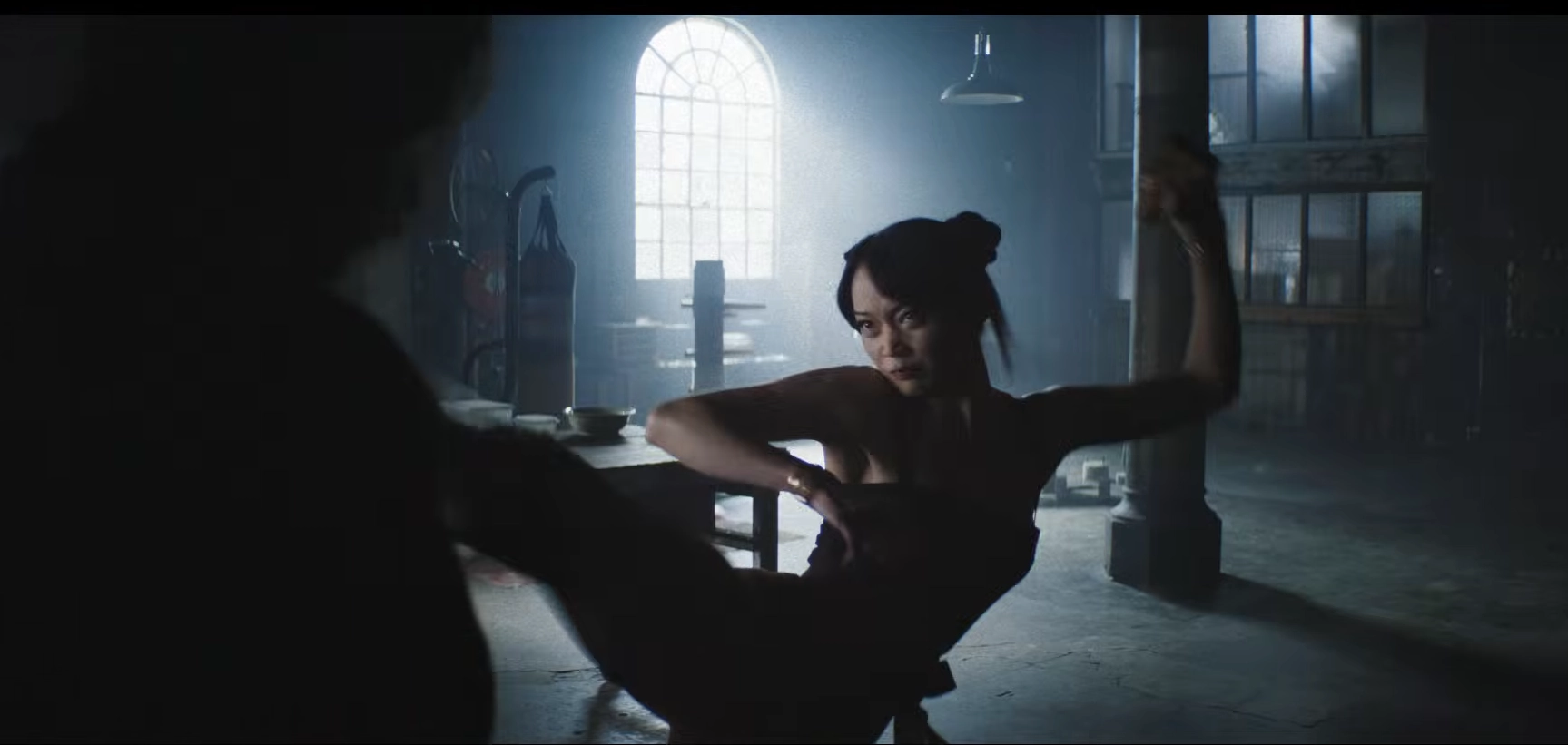 Chun-Li – Street Fighter live action: mete a bica no Ryu, esfrega na cara que ele é fraco… e depois ainda tem que lembrar o cara que ele é o protagonista ou pelo menos co-protagonista ainda não sabemos.