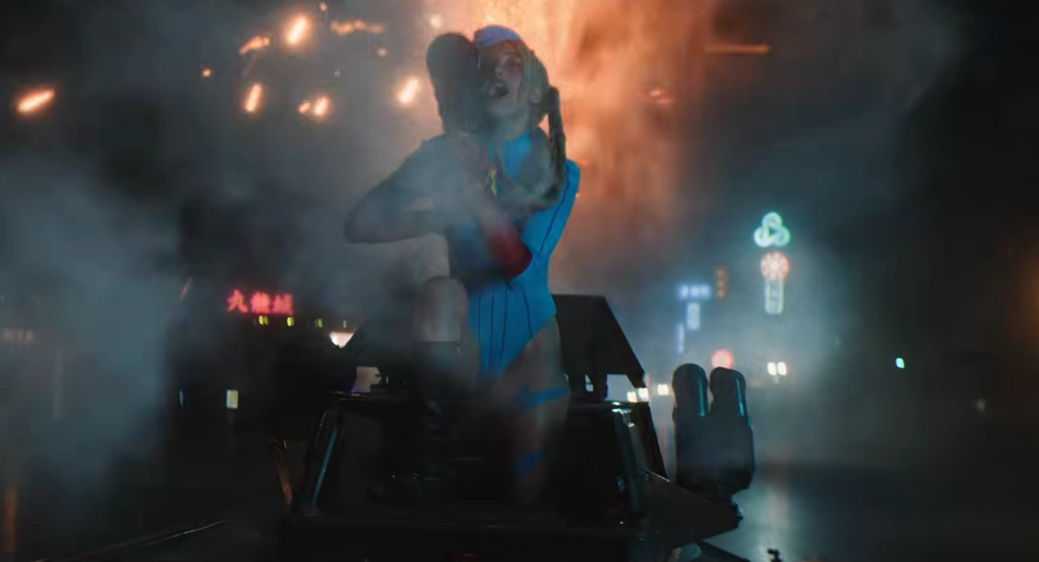 Cammy – Street Fighter live action: Cammy metendo um tiro de bazuca com pose de Arlequina — só faltou o Coringa dar risada no fundo e o Batman aparecer pra completar. E ainda manda uma expressão sensual depois do disparo, como se fosse a coisa mais normal do mundo.