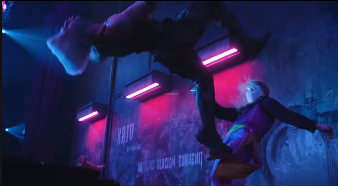 Guile – Street Fighter live action: mandando seu golpe clássico, mas a execução ficou horrível. Bastava assistir ao Street Fighter do Van Damme para entender como essa cena poderia funcionar melhor. No fim, como tudo está puxado para o humor, acaba combinando com ideia... Qual ideia? Ainda não sabemos...