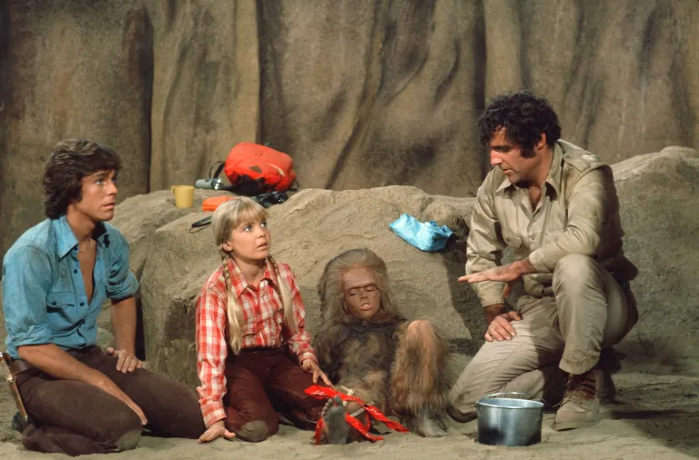 TERRA PERDIDA — Na foto: (da esquerda para a direita) Wesley Eure como Will Marshall, Kathy Coleman como Holly Marshall, Philip Paley como Cha-Ka, Spencer Milligan como o guarda florestal Rick Marshall — Foto: Ron Tom/NBCU Photo Bank