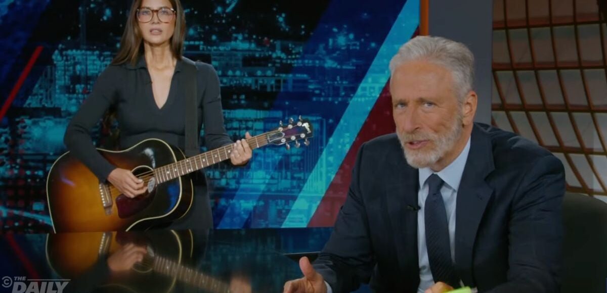 Olivia Munn canta despedida para Jon Stewart no “The Daily Show” com piadas e improviso