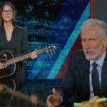 Olivia Munn canta despedida para Jon Stewart no “The Daily Show” com piadas e improviso