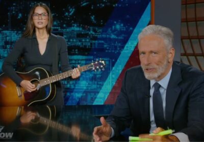 Olivia Munn canta despedida para Jon Stewart no “The Daily Show” com piadas e improviso