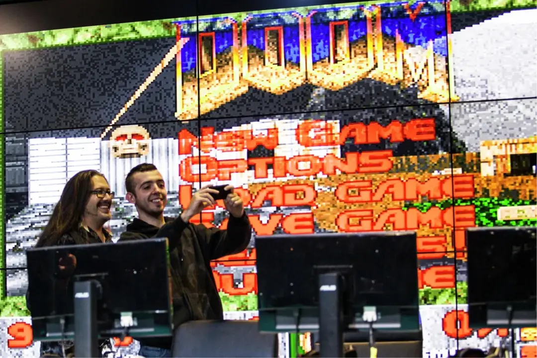 John Romero é um designer de jogos e programador tirando Selfie com Fãs.