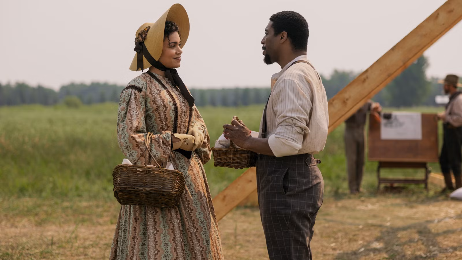 Barrett Doss e Jocko Sims em “Os Pioneiros” (Eric Zachanowich/Netflix)