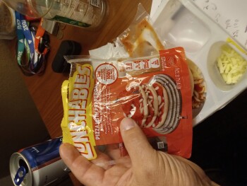 Verbraucherbewertung – Lebensmittelsicherheit Lunchables Pizza with Pepperoni, Texas, USA I have bought six lunchables a week for the past month o... Foto #2
