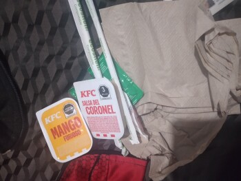 Reseña del consumidor - Seguridad alimentaria KFC Mixcoac, Avenida Patriotismo, Insurgentes Mixcoac, Ciudad de México, CDMX, México Ayer El pollo... foto #2