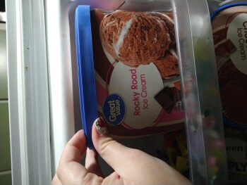 Verbraucherbewertung – Lebensmittelsicherheit Walmart Supercenter, Camino Canada, El Cajon, CA, USA I ate Great Value Rocky road ice cream last ni... Foto #2