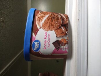 Verbraucherbewertung – Lebensmittelsicherheit Walmart Supercenter, Camino Canada, El Cajon, CA, USA I ate Great Value Rocky road ice cream last ni... Foto #3