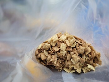 Reseña del consumidor - Seguridad alimentaria Cinnamon Chex Cereal, Walmart Supercenter, Colony Place, Plymouth, Massachusetts, USA About 3 to 4 h... foto #3