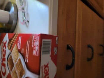 Reseña del consumidor - Seguridad alimentaria Cinnamon Chex Cereal, Walmart Supercenter, Colony Place, Plymouth, Massachusetts, USA About 3 to 4 h... foto #4