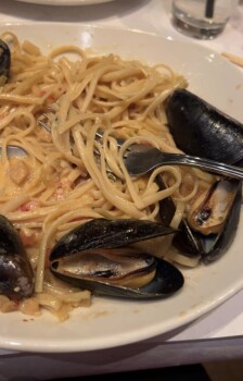 Avaliação do consumidor - Segurança alimentar Bonefish Grill, 11 Mile Road, Novi, MI, USA Went there two years ago and got the chills so bad it sc... foto #2
