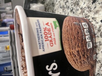 Reseña del consumidor - Seguridad alimentaria Breyer's Ice-cream, Dollar Tree, Greenwood, IN, USA I took pictures of it because I’m so sick
 Righ... foto #5