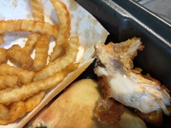 Reseña del consumidor - Seguridad alimentaria Dave's Hot Chicken, Grand Hill Place, Holly Springs, NC, USA My chicken was raw and didn’t realize u... foto #2