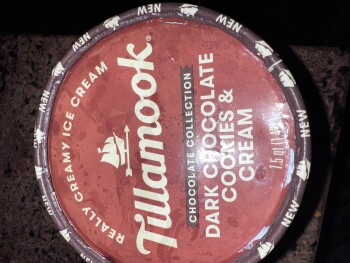 Reseña del consumidor - Seguridad alimentaria Tillamook Dark Chocolate Cookies & Cream Ice Cream, California, USA My son ate a bowl of at 10:30 PM... foto #2
